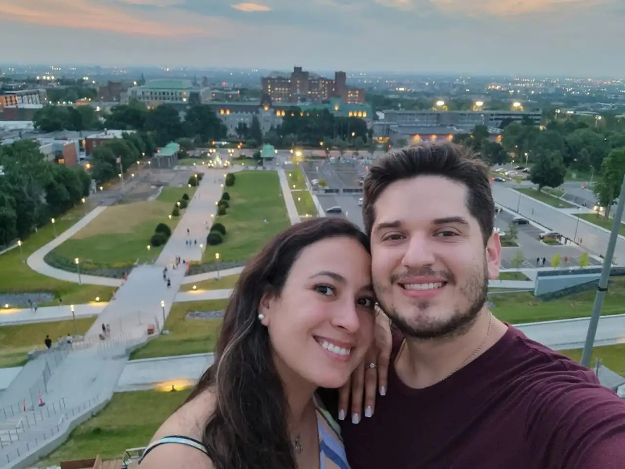 Felipe y Lindsay en una vista urbana al atardecer